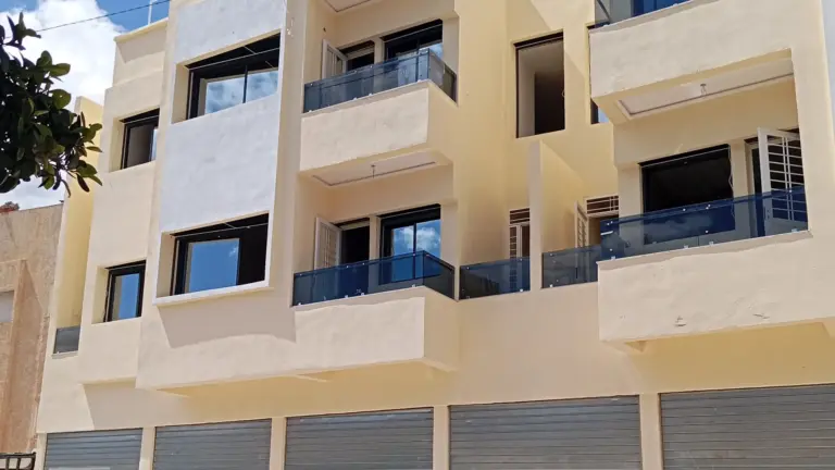Façade d’un immeuble neuf à Aïn Chkaf, Fès